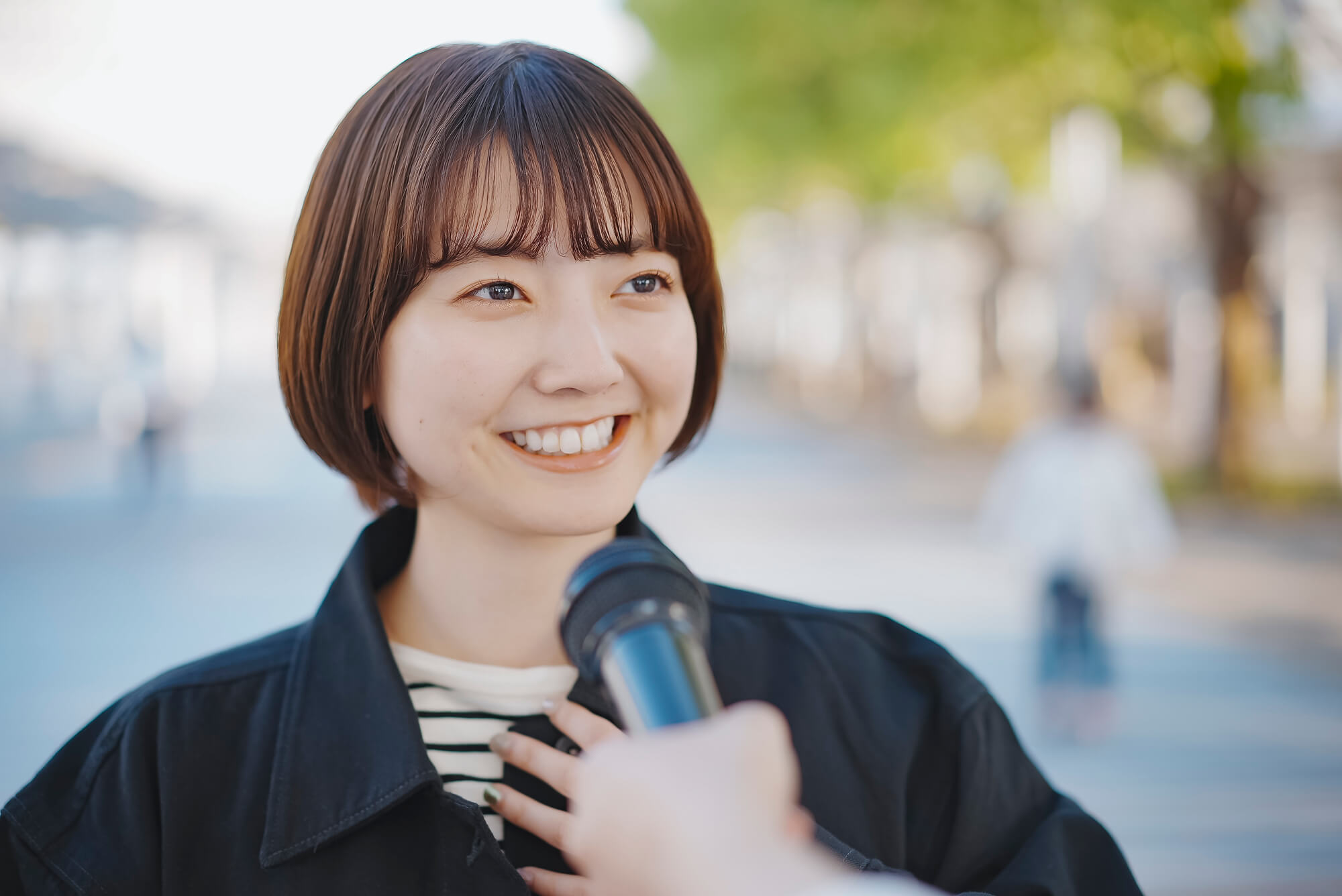 インタビューに答える女性