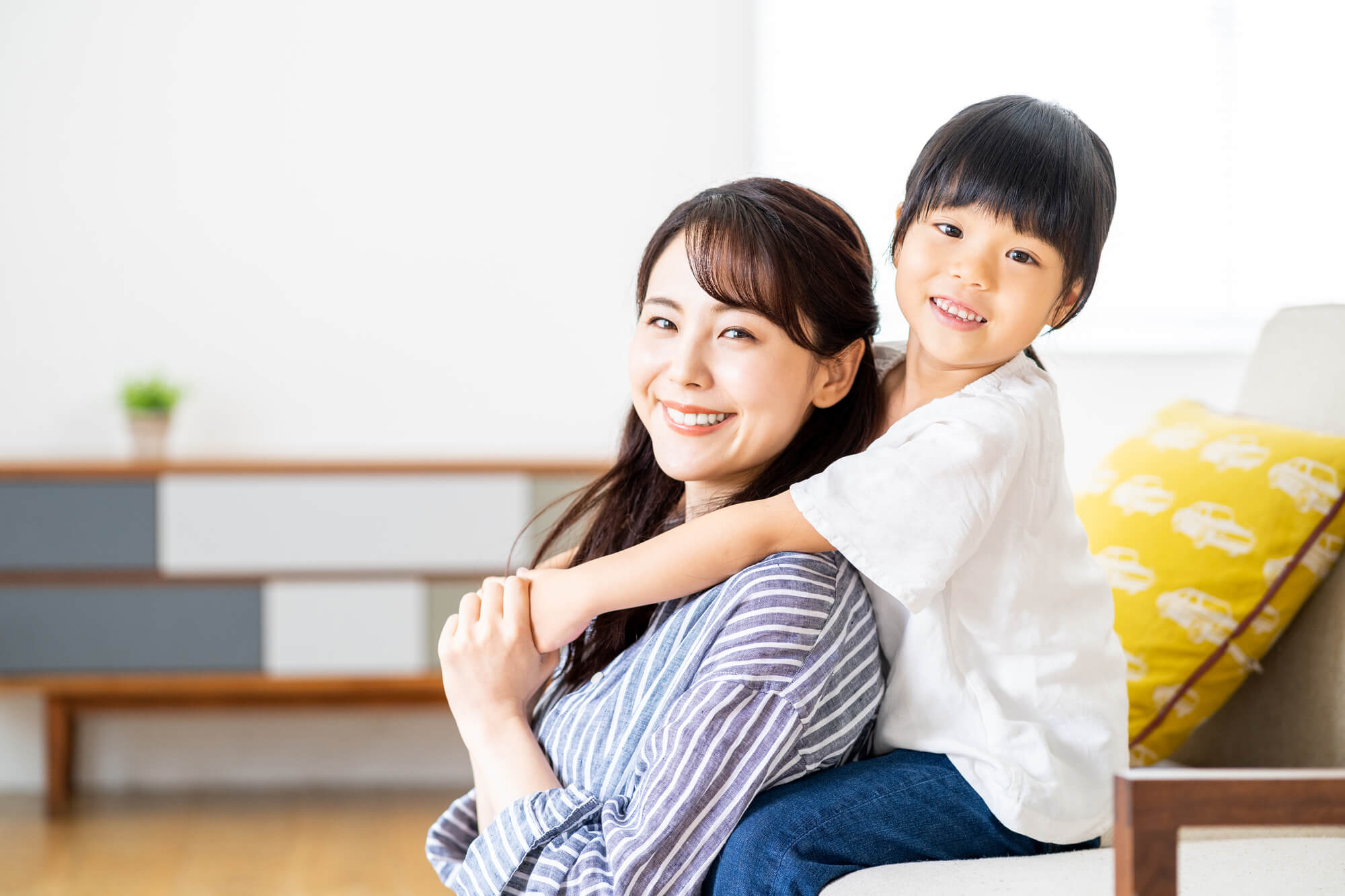 部屋でくつろぐ親子