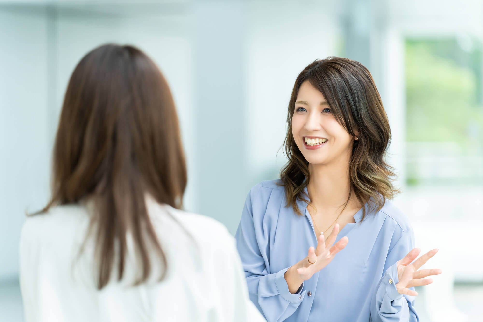 座談会で話す女性