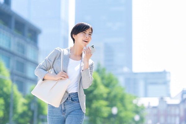 笑顔で街を歩く女性